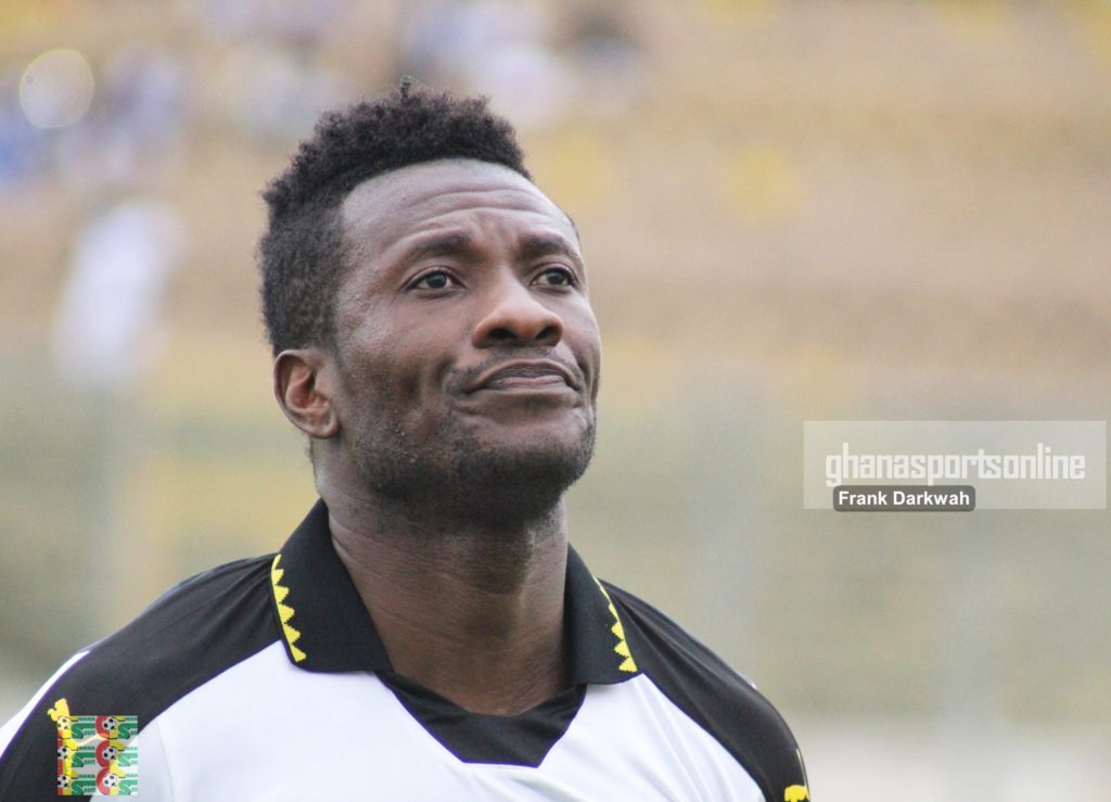 VIDEO: Asamoah Gyan gives out cash to fans