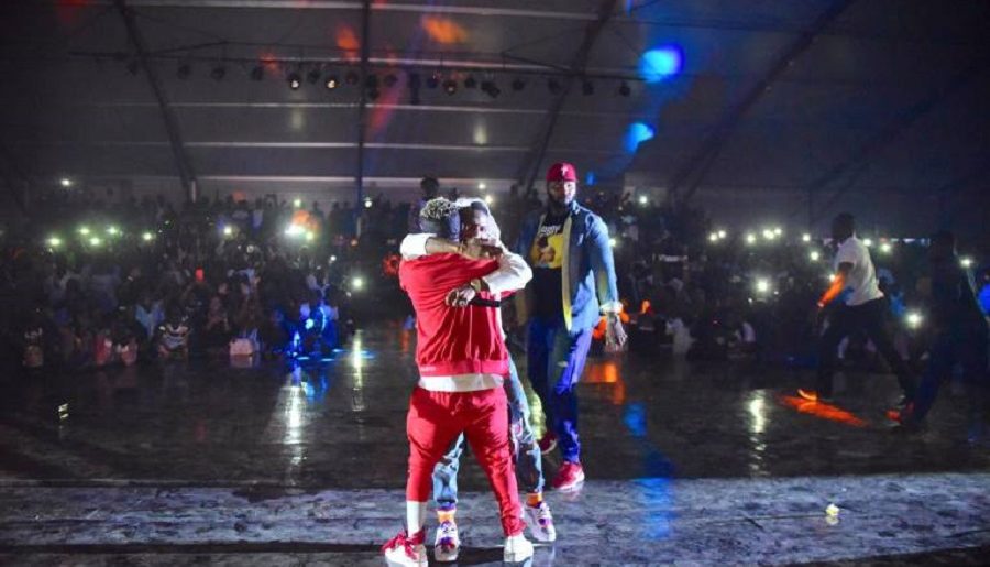 Wizkid introduces 'brother' Shatta Wale onto Ghana meets Naija stage