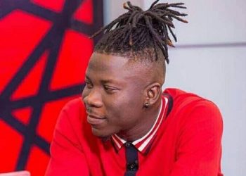 VIDEO: Stonebwoy frowns & rejects fans trying to show him love in Traffic