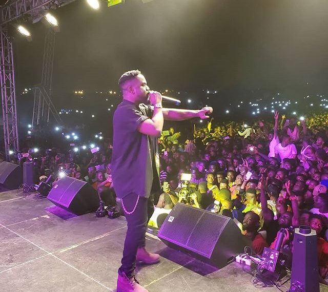 VIDEO: Sarkodie shutdown Stonebwoy’s ‘Ashiaman 2 Da World Concert’ with explosive appearance