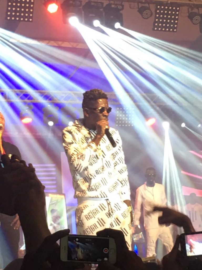 VIDEO: Shatta Wale finally replies Sarkodie on stage