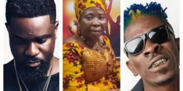 VIDEO: Shatta Wale’s mum wades into Sarkodie,Shatta Wale feud
