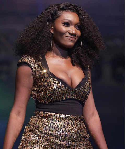 VIDEO: Wendy Shay’s nipple pops out of dress at BF Suma Connect Concert
