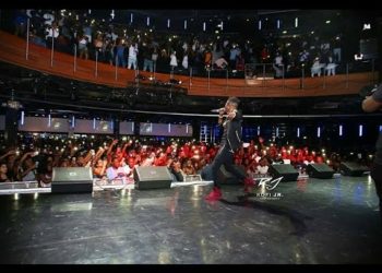 VIDEO: Shatta Wale nearly killed himself with a Slay Queen on stage