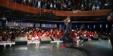 VIDEO: Shatta Wale nearly killed himself with a Slay Queen on stage