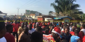 PHOTOS: Residents of Madina-Adenta embark on demo despite govt assurance to complete footbridges