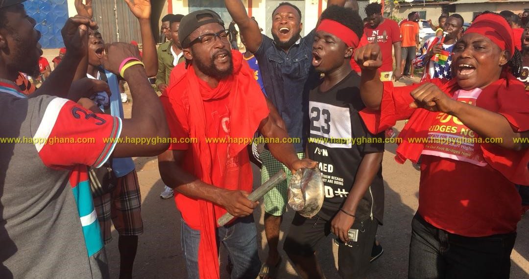 PHOTOS: Residents of Madina-Adenta embark on demo despite govt assurance to complete footbridges