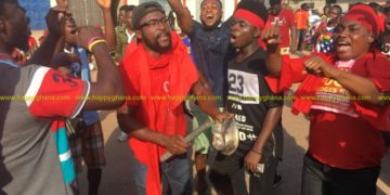 PHOTOS: Residents of Madina-Adenta embark on demo despite govt assurance to complete footbridges