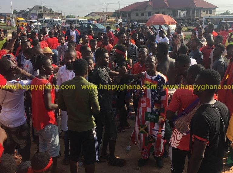 PHOTOS: Residents of Madina-Adenta embark on demo despite govt assurance to complete footbridges