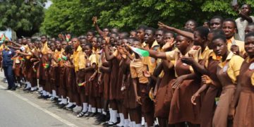 Ghanaians descend on Nana Addo over an order for schoolkids to wave him when passing