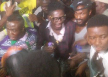 VIDEO: HUGE crowd welcome Shatta Wale at KIA as he arrives from his Reign Album tour