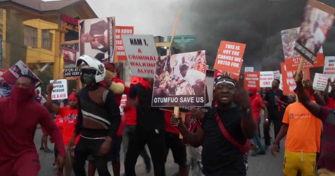 ‘Otumfuo save us’ – Menzgold customers cry as they hit streets of Kumasi, burn car tyres