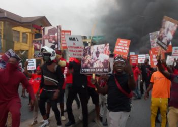 ‘Otumfuo save us’ – Menzgold customers cry as they hit streets of Kumasi, burn car tyres