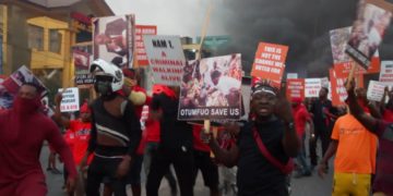 ‘Otumfuo save us’ – Menzgold customers cry as they hit streets of Kumasi, burn car tyres