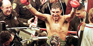 Today In Sports History: Oscar De La Hoya knocks down Ike Quartey to retain WBC welterweight title