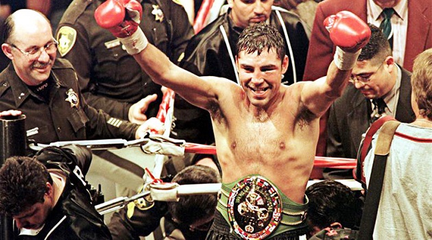 Today In Sports History: Oscar De La Hoya knocks down Ike Quartey to retain WBC welterweight title