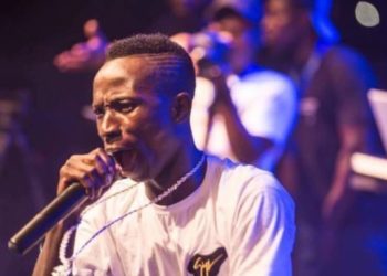 Patapaa sets social media on ‘fire’ after kissing white lady – Sarkodie and more react!