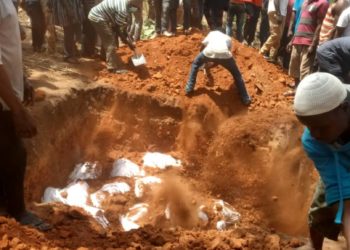 Photos:Passengers burnt beyond recognition in Kintampo accident given mass burial