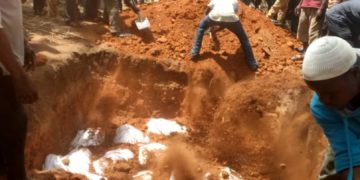 Photos:Passengers burnt beyond recognition in Kintampo accident given mass burial