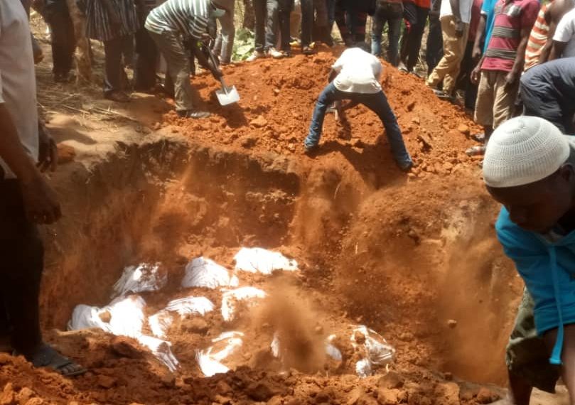 Photos:Passengers burnt beyond recognition in Kintampo accident given mass burial