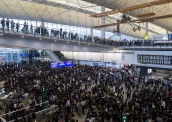 Hong Kong protests: Airport cancels flights as thousands occupy