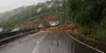 Video: Severe downpour causes roadblock on Aburi road