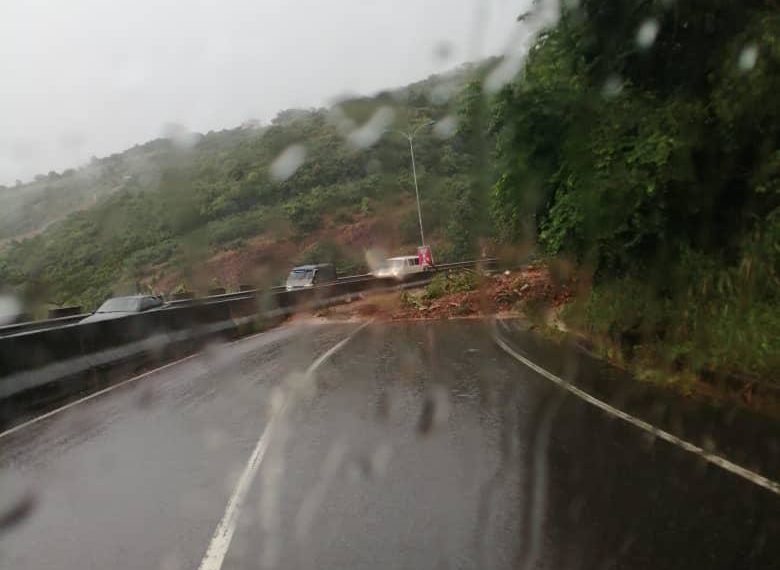 Video: Severe downpour causes roadblock on Aburi road