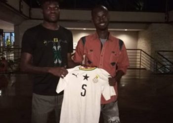 ‘ Pitch invader’ Awal Suleman meets idol Thomas Partey