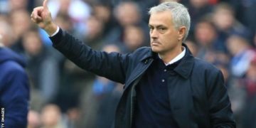 Spurs win first game under Mourinho