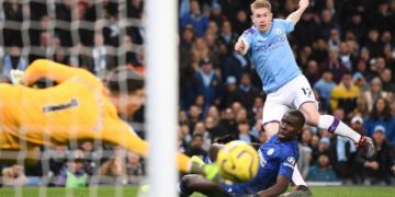 Premier League: City fightback as Chelsea fall short