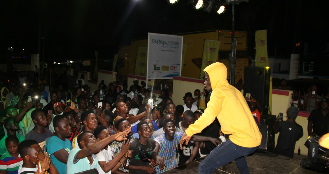 Video: Kuami Eugene electrifies fans with stunning performance at Happy Forecourt Party
