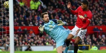 Marcus Rashford double helps Man United smash Norwich 4-0