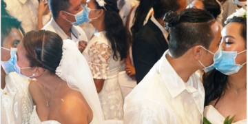 Coronavirus: (photos) 220 couples kiss while wearing face masks at mass wedding