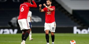 Fernandes earns Man United draw at Spurs