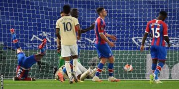 Man United beat Palace to keep up chase for Champions League place