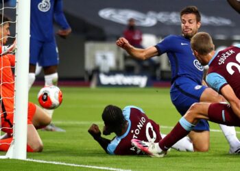 Premier League: West Ham stun Chelsea in derby