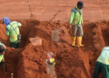 Anti-maskers in Indonesia forced to dig graves for COVID-19 victims