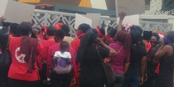 Picketing customers of collapsed fund management companies arrested