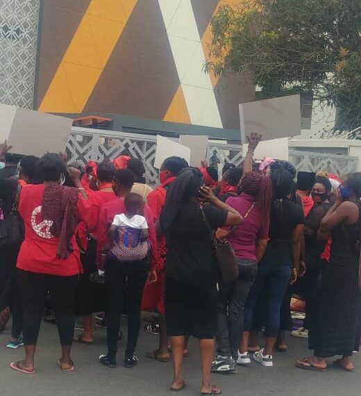 Picketing customers of collapsed fund management companies arrested