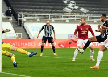Man United score three late goals to thrash Newcastle