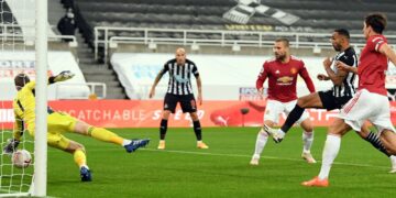 Man United score three late goals to thrash Newcastle