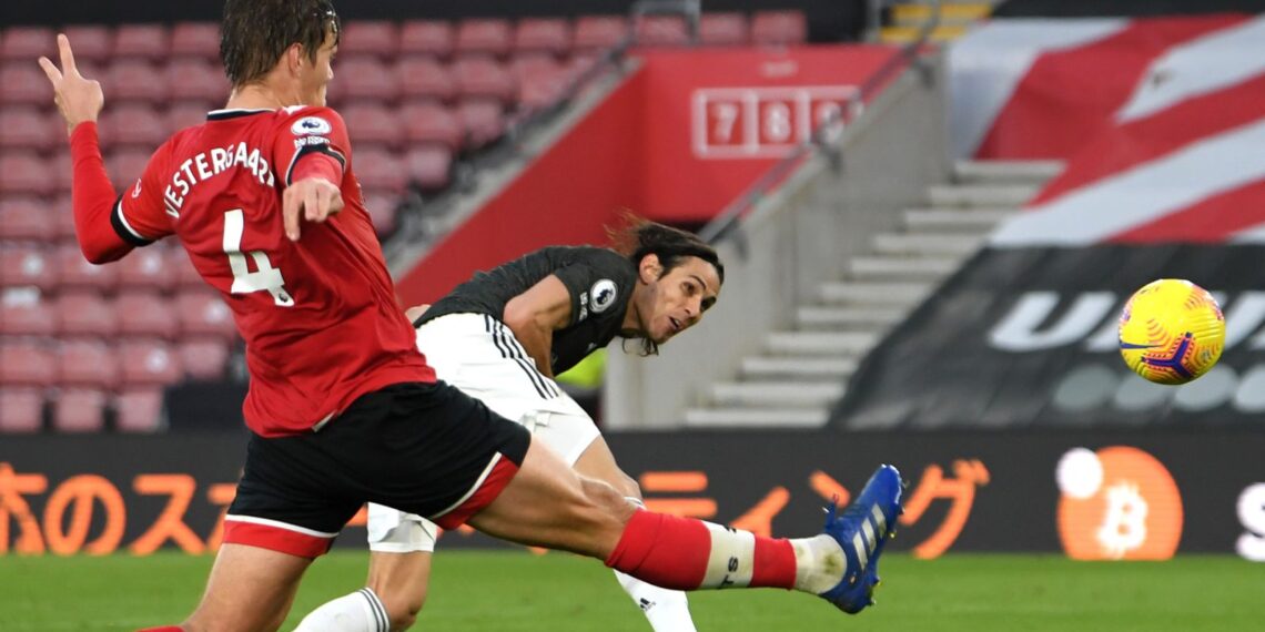 Edinson Cavani inspires Man United comeback win