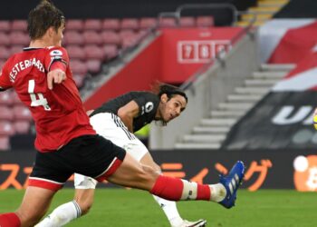 Edinson Cavani inspires Man United comeback win