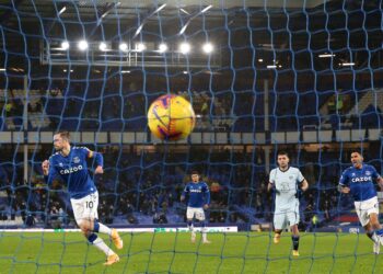 Sigurdsson on the spot to end Chelsea run