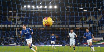 Sigurdsson on the spot to end Chelsea run