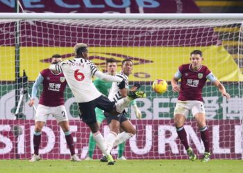 Pogba strike sends Man United atop Premier League