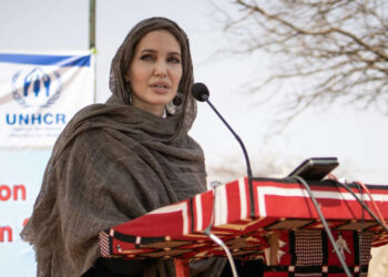 Angelina Jolie visits refugee camp in Burkina Faso