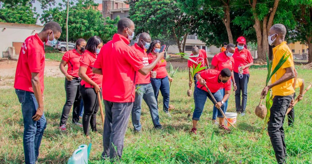 Employees of Absa Bank joined the Green Ghana Project_1