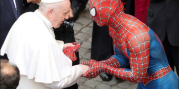 Pope Francis handshakes Spider-Man impersonator amid COVID-19 pandemic