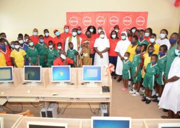 A group picture of Absa employees, school authorities and students